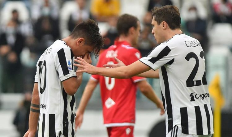 Paulo Dybala keluar lapangan lebih awal karena cedera sambil berurai air mata saat Juventus mengalahkan Sampdoria 3-2 pada giornata keenam Liga Italia. (Foto: REUTERS/Massimo Pinca)