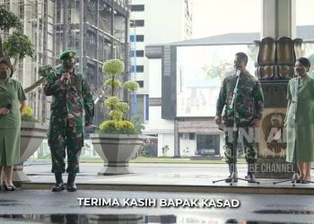Siswa Pendidikan Reguler (Dikreg) Seskoad Letkol CBA Junisar Hutasoit bersama KSAD Jenderal TNI Andika Perkasa. (Foto akun Youtube TNI AD).