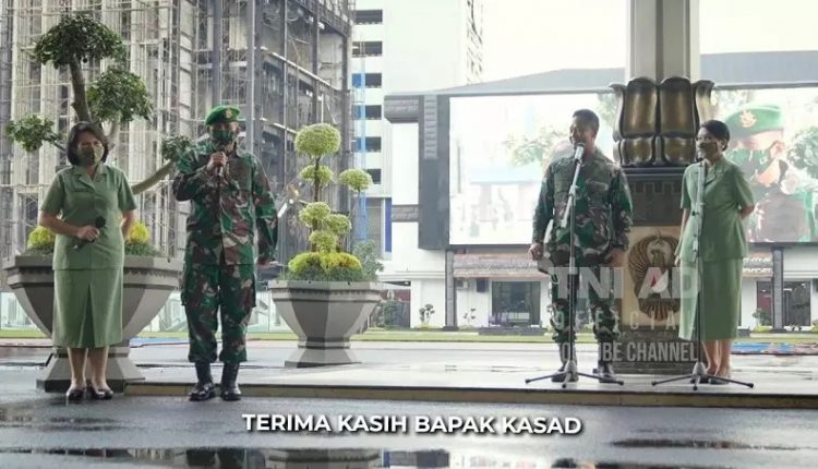 Siswa Pendidikan Reguler (Dikreg) Seskoad Letkol CBA Junisar Hutasoit bersama KSAD Jenderal TNI Andika Perkasa. (Foto akun Youtube TNI AD).