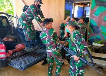 Proses evakuasi prajurit TNI yang gugur diserang KKB. (Foto: Antara).