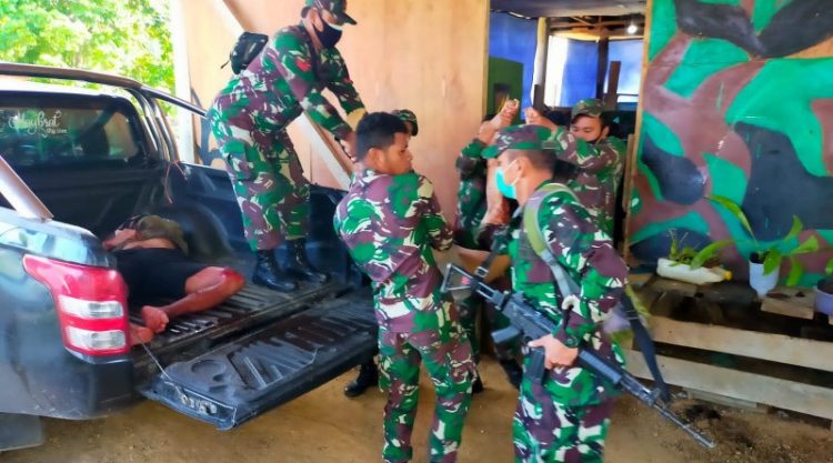 Proses evakuasi prajurit TNI yang gugur diserang KKB. (Foto: Antara).