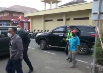 Yosef Hidayah (kaus berkerah biru muda dan topi merah) didampingi kuasa hukumnya Rohmat Hidayat (jas abu-abu) datang ke Polres Subang untuk menjalani pemeriksaan. (Foto: iNews/YUDY HERYAWAN JUANDA)