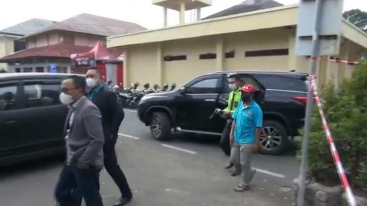 Yosef Hidayah (kaus berkerah biru muda dan topi merah) didampingi kuasa hukumnya Rohmat Hidayat (jas abu-abu) datang ke Polres Subang untuk menjalani pemeriksaan. (Foto: iNews/YUDY HERYAWAN JUANDA)