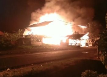 Rumah di Padang mengalami kebakaran. Satu warga tewas terpanggang di dalam rumah (Budi Sunandar/MNC Portal)