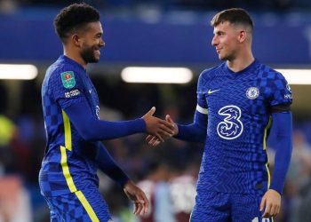 Reece James (kiri) merayakan gol penentu penentu penalti ke gawang Aston Villa bersama rekannya Mason Mount. (Foto: Reuters/Paul Childs)