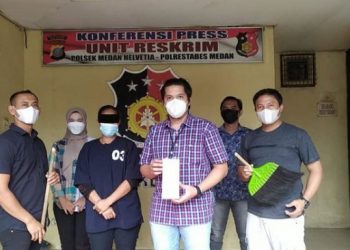 Polisi mengamankan wanita yang merampok pria hidung belang di Medan. [Ist]