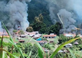 Sejumlah bangunan terbakar di Kiwirok, Kabupaten Pegunungan Bintang, Papua, Senin 13 September 2021 [KabarPapua.co / Dokumentasi Humas Polda Papua]