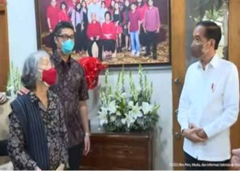 Presiden Joko Widodo melayat ke rumah duka mendiang Sabam Sirait di kawasan Depsos, Bintaro, Pesanggrahan, Jakarta Selatan, Kamis (30/9/2021). FOTO/TANGKAPAN LAYAR YOUTUBE SETPRES