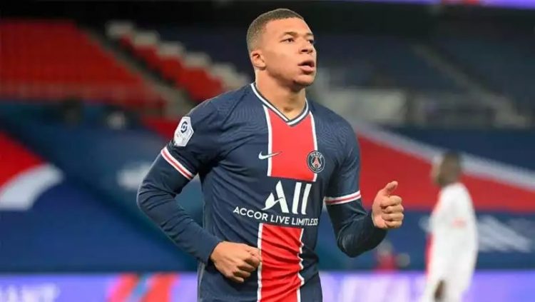 Paris Saint-Germain (PSG) tak rela kehilangan salah satu pemain bintangnya, Kylian Mbappe.Les Parisiens berencana untuk minta tolong, Presiden Prancis. (Foto: Sky Sports)