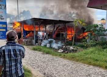 Warga menyaksikan kebakaran kios di Pasar Baru Serbelawan, Kecamatan Dolok Batu Nanggar, Kabupaten Simalungun, Sumatera Utara, Jumat (10/9/2021). Foto/Ist