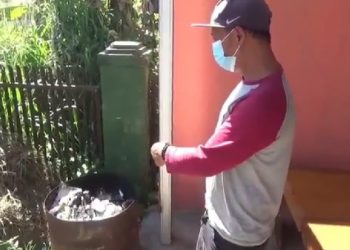 Dede Sopian, pemilik tempat pencucian mobil dan motor, menunjukkan tong sampah yang diduga tempat pembunuh ibu dan anak membuang barang bukti. (Foto: iNews/YUDY HERYAWAN JUANDA)