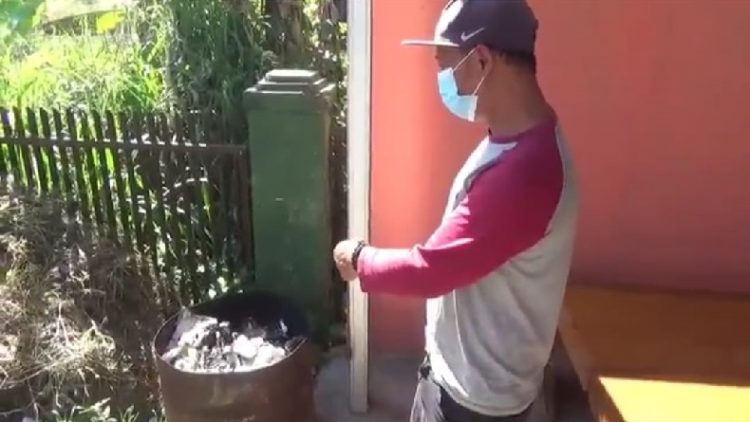 Dede Sopian, pemilik tempat pencucian mobil dan motor, menunjukkan tong sampah yang diduga tempat pembunuh ibu dan anak membuang barang bukti. (Foto: iNews/YUDY HERYAWAN JUANDA)