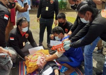 Tersangka Bagus Triatmaja memperagakan rangkaian adegan pembunuhan terhadap wanita muda di Musi Rawas.Foto/Era Neizma Wedya