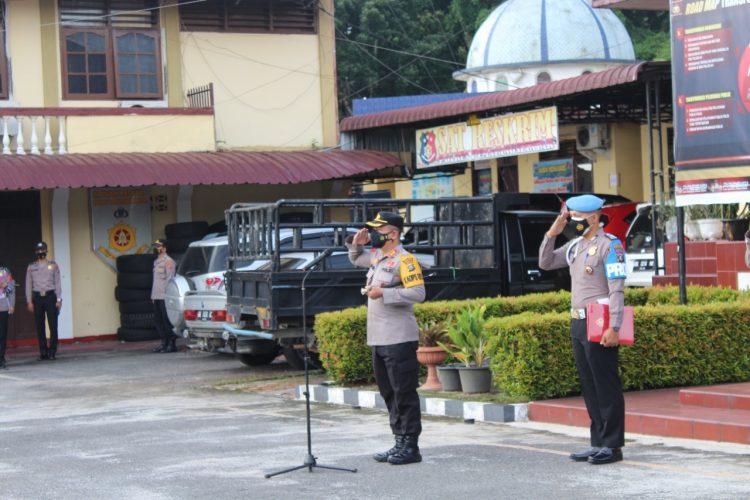 AKBP Boy Sutan Binanga Siregar, memimpin upacara pelepasan purna bakti, Ipda Abdul Rajab, Anggota Banit Regident Sat Lantas Polres Pematangsiantar, pada Kamis (30/9/2021) pagi tadi, sekitar pukul 07.30 WIB, di Lapangan Apel Polres Pematangsiantar.