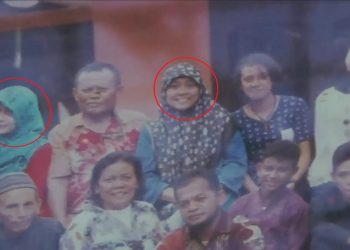 Almarhumah Tuti Suharti dan anaknya Amelia Mustika Ratu (kerudung biru) saat difoto bersama dengan keluarga besarnya. (Foto: iNewsTv/Yudy Heryawan Juanda)