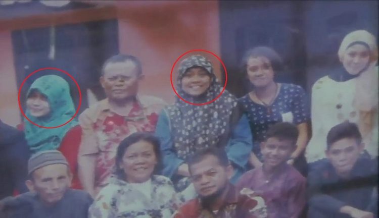 Almarhumah Tuti Suharti dan anaknya Amelia Mustika Ratu (kerudung biru) saat difoto bersama dengan keluarga besarnya. (Foto: iNewsTv/Yudy Heryawan Juanda)