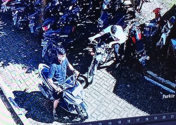 Foto kedua terduga pelaku yang terekam CCTV SMAN 1 Sei Rampah.
