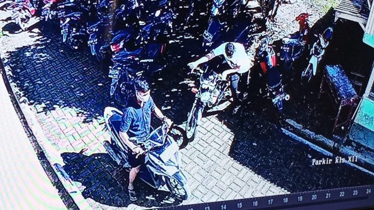 Foto kedua terduga pelaku yang terekam CCTV SMAN 1 Sei Rampah.