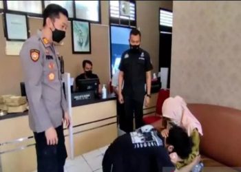 Polisi melakukan mediasi atas kasus penganiayaan anak terhadap ibu kandungnya di Kelurahan Mojo Kecamatan Pasar Kliwon, Kota Solo. (foto: Antara)