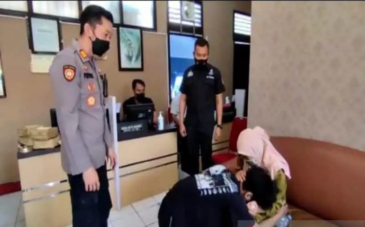 Polisi melakukan mediasi atas kasus penganiayaan anak terhadap ibu kandungnya di Kelurahan Mojo Kecamatan Pasar Kliwon, Kota Solo. (foto: Antara)