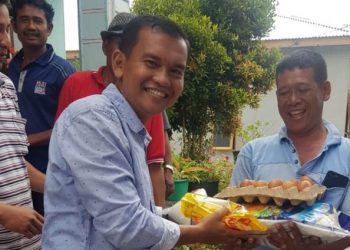 Dayan Sitio, ST, mewakili Anak-anak rantau Bangun Bolak, saat berbagi sembako, di Huta Bangun Bolak, Sabtu (18/9/2021).