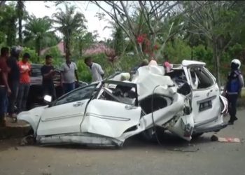 Mobil minibus di Kabupaten Nagan Raya, Aceh, terbelah usai menghantam pembatas jalan, Minggu (27/9/2021). Foto/iNews TV/Afsah