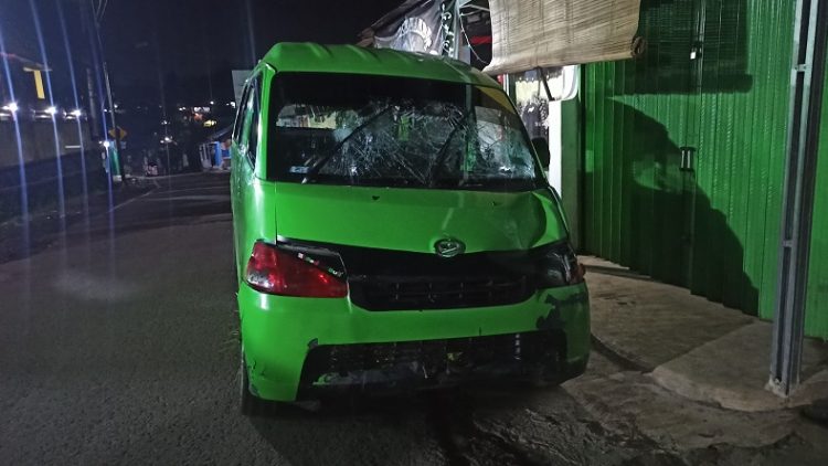 Mobil angkot yang menabrak satpam jadi sasaran amukan massa. (Foto: iNews/Dharmawan Hadi).