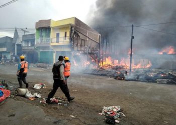 Api membakar kios milik Pemkab Taput dan rumah warga, Rabu (22/9/2021) siang tadi.