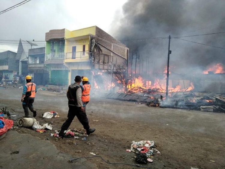 Api membakar kios milik Pemkab Taput dan rumah warga, Rabu (22/9/2021) siang tadi.