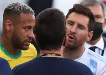 Striker Brasil Neymar menyaksikan megabintang Argentina Lionel Messi melakukan protes ketika laga antara keduanya dihentikan oleh petugas kesehatan Brasil di Stadion Corinthians, Senin (6/9/2021). (Foto: REUTERS/Amanda Perobelli)