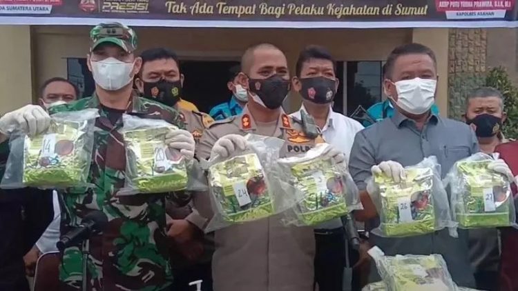 Kapolres Asahan AKBP Putu Yudha Prawira saat ekspos kasus narkoba 28 kg jaringan internasional. (foto: iNews/Ulil Amri)