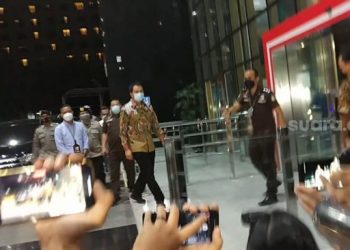 Wakil Ketua DPR RI Azis Syamsuddin setelah dijemput paksa dan digelandang ke KPK. (Raihan Hanani)