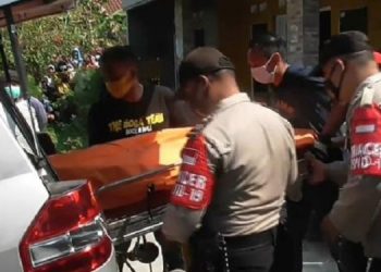 Polisi mengevakuasi jasad ibu dan anak yang ditemukan tewas di bagasi mobil Alphard di rumahnya. (Foto: iNewsTv/Yudy Heryawan Juanda)