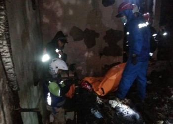 Petugas mengevakuasi korban yang meninggal dunia karena terjebak dalam korbaran api di lantai dua rumahnya di Kampung Pasar RT 04/02, Desa Ciptagumati, Kecamatan Cikalongwetan, KBB. Foto/Damkar Cikalongwetan