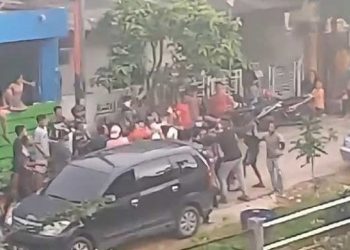 Sekelompok orang menghalangi petugas Bea Cukai yang melakukan OTT di Perumahan Villa Hang Lekir Batam. [Ist/Dok Batamnews]