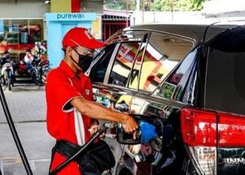 Bagi pengguna kendaraan jangan membiasakan isi bensin sampai tangki bahan bakar kosong atau lampu indikator menyala. (Foto: Antara)