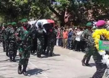 Pemakaman Lettu Chb Dirman, anggota TNI AD di kampung halamannya Dusun Tengga, Desa Mandala, Kecamatan Wera, Kabupaten Bima, NTB, Sabtu (4/9/2021). (Foto: iNews/Edy Irawan)