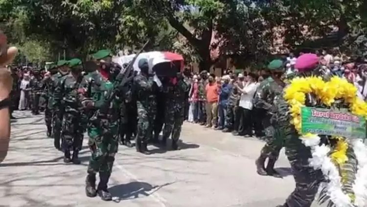 Pemakaman Lettu Chb Dirman, anggota TNI AD di kampung halamannya Dusun Tengga, Desa Mandala, Kecamatan Wera, Kabupaten Bima, NTB, Sabtu (4/9/2021). (Foto: iNews/Edy Irawan)
