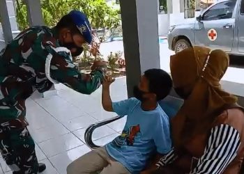 Bocah yang doyan minum bensin saat berada di BP Lanal Tanjungbalai Asahan untuk menjalani pemeriksaan. (Foto: Ist)