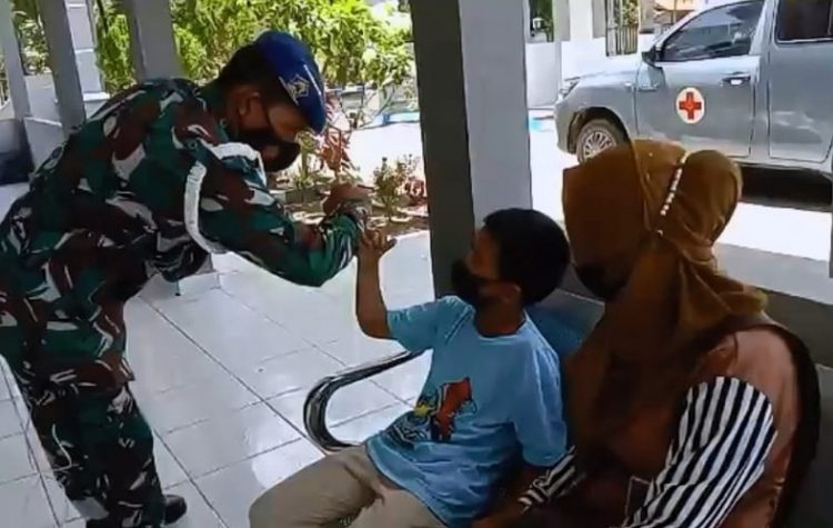 Bocah yang doyan minum bensin saat berada di BP Lanal Tanjungbalai Asahan untuk menjalani pemeriksaan. (Foto: Ist)