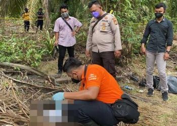 Polisi saat mengidentifikasi penemuan mayat bocah 14 di Indragiri Hulu.[Ist/Dok polisi]