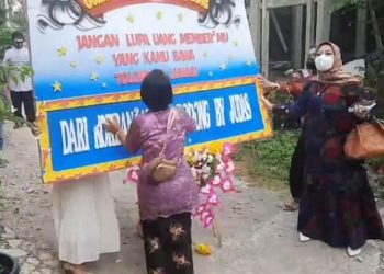 Sejumlah korban arisan bodong terlibat keributan dengan pihak keluarga pengantin di kawasan Serut, Mojosongo Jebres, Solo. (iNews/Septyantoro)