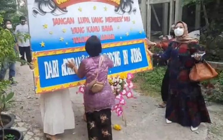 Sejumlah korban arisan bodong terlibat keributan dengan pihak keluarga pengantin di kawasan Serut, Mojosongo Jebres, Solo. (iNews/Septyantoro)