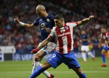 Bek Porto Pepe (kiri) berebut bola dengan penyerang Atletico Madrid Luis Suarez dalam pertandingan Grup B Liga Champions di Stadion Wanda Metropolitano, Madrid, Spanyol, Rabu (15/9/2021) waktu setempat. (ANTARA/REUTERS/Susana Vera).