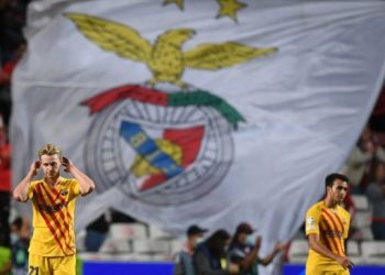 Ekspresi para pemain Barcelona usai dibantai Benfica dengan skor 3-0 dalam laga lanjuta Liga Champions di Stadion Da Luz, Kamis (30/9/2021) dini hari WIB. (Foto: AFP)