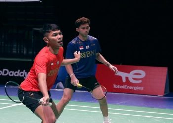 Pasangan ganda putra, Fajar Alfian/Muhammad Rian membuka keunggulan Indonesia atas Kanada dalam laga fase grup Piala Sudirman 2021 di Energia Areena, Senin (27/9/2021). (Twitter/@INABadminton)