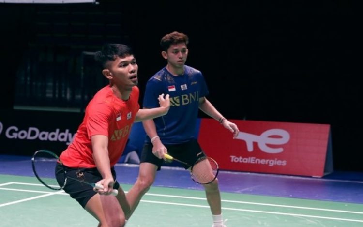 Pasangan ganda putra, Fajar Alfian/Muhammad Rian membuka keunggulan Indonesia atas Kanada dalam laga fase grup Piala Sudirman 2021 di Energia Areena, Senin (27/9/2021). (Twitter/@INABadminton)
