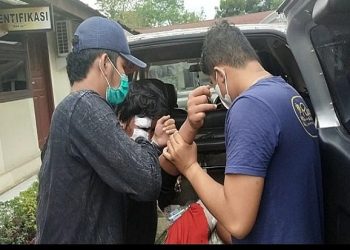 Salah satu buronan kasus narkoba saat dibekuk anggota Polres Padangsidimpuan. SINDOnews/Zia
