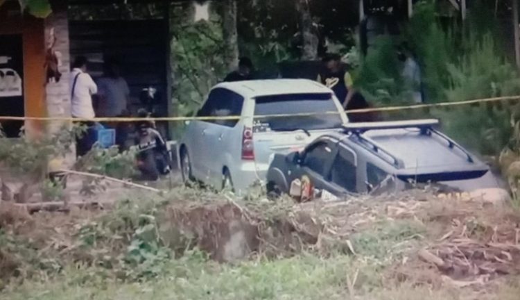 Sejumlah polisi tampak melakukan olah TKP di rumah korban pembunuhan ibu dan anak di Subang. (Foto: iNewsTv/Yudy Heryawan Juanda)