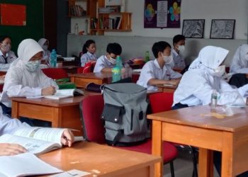 Ilustrasi PTM terbatas. [Suara.com/Ferrye Bangkit Rizki]